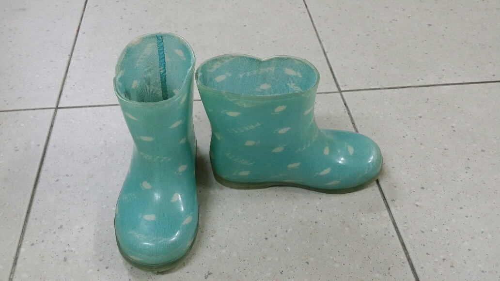 rainboots green.jpg